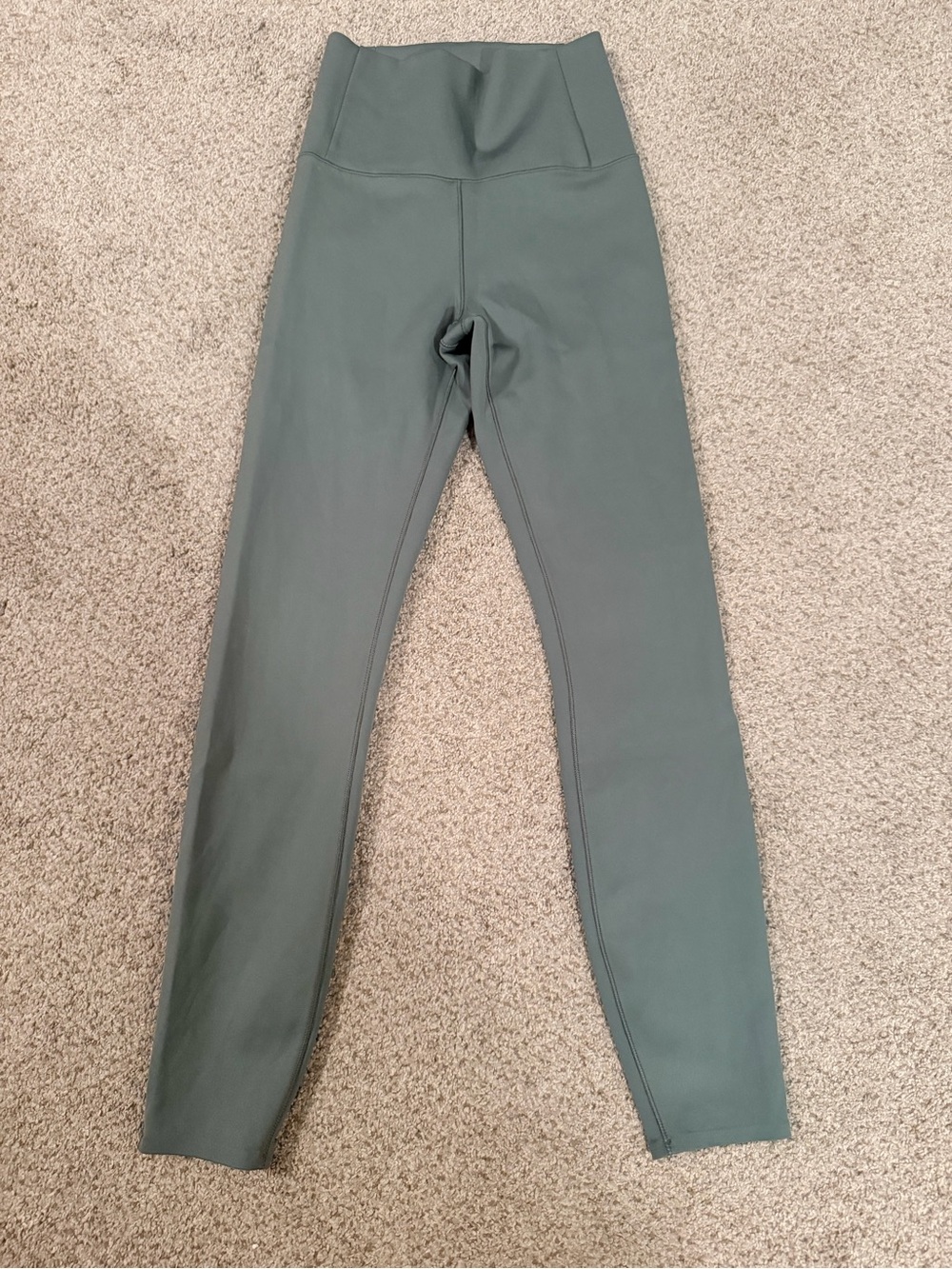 Vuori Evolve Legging in Sage Green XS